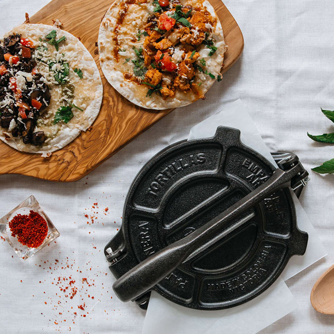 Seasoned Cast Iron Tortilla Press, 25cm - Image 2