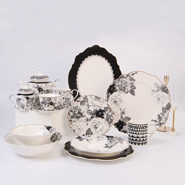 Black Rose Teapot, 1.2L - Image 3